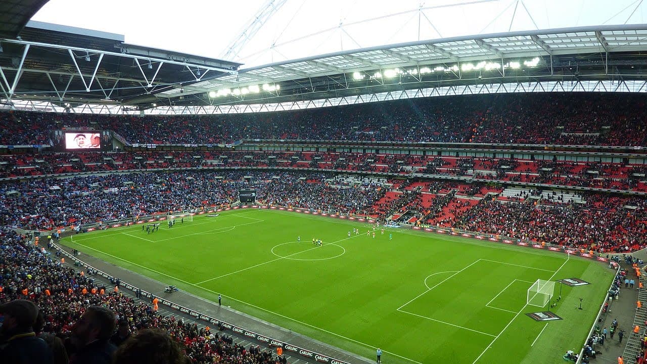 ¿ Qué clubs generan más por ceder el nombre de su estadio ?
