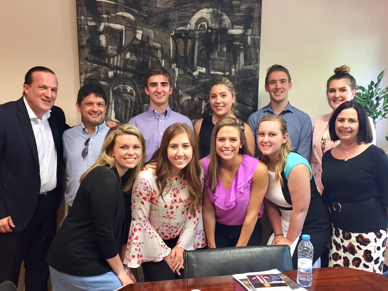 Raphael Nagel da una charla a estudiantes de la Neeley School of Business de la Texas Christian University.